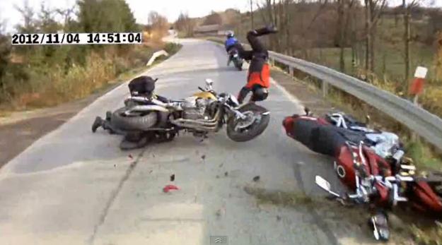 wypadek motocyklistów jadących w grupie