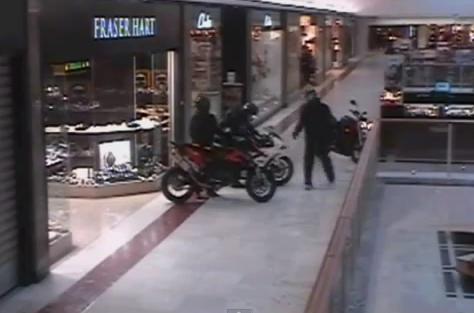 motocykliści napad na centrum handlowe